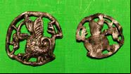 Imagens do medalhão de basilisco, encontrado na Polônia - Reprodução/Facebook/Lubelski Wojewódzki Konserwator Zabytków