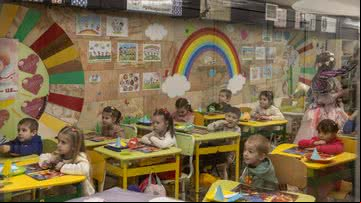 Escola ucraniana improvisada em estação de metrô - Getty Images