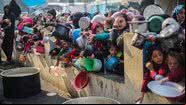 População de Gaza faz fila para conseguir comida - Getty Images