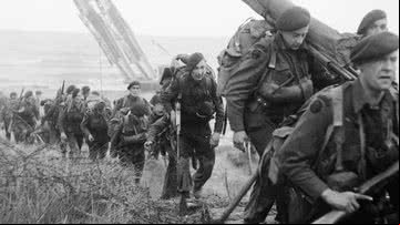Comandos Royal Marine caminham pela Praia Sword, 6 de Junho de 1944 - Wikimedia Commons/Evans J L