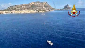 Navio da Guarda Costeira italiana é visto no local do naufrágio - Getty Images