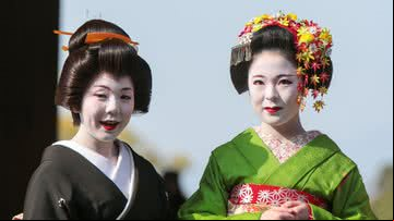 Gueixa (à esquerda) ao lado de maiko - Wikimedia Commons/Norio Nakayama