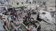 Pessoas no meio dos destroços em Gaza - Getty Images