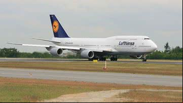 Imagem ilustrativa de Boeing 747-800 da Lufthansa, de mesmo modelo da aeronave que colidiu - Wikimedia Commons