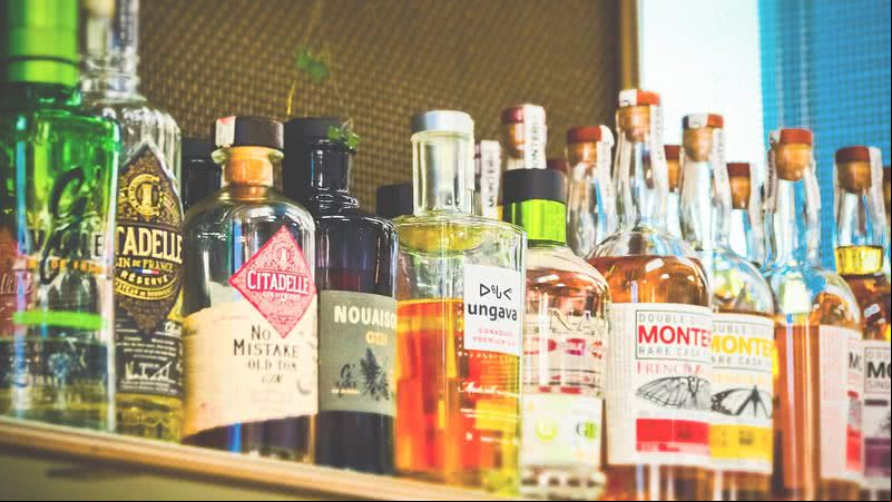 Imagem ilustrativa com garrafas de bebidas alcoólicas - Imagem de Pixabay