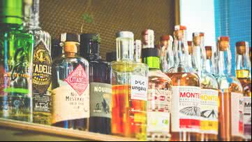 Imagem ilustrativa com garrafas de bebidas alcoólicas - Imagem de Pixabay