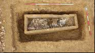 O caixão de pedra recém-descoberto que tinha gesso derramado sobre ele - Reprodução/Headland Archaeology