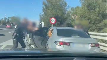 Policiais interceptam um veículo na rodovia em direção a Málaga - Reprodução/Polícia Nacional