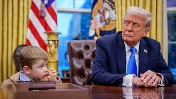 O pequeno "X" ao lado de Trump - Getty Images