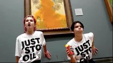 Ativistas Phoebe Plummer e Anna Holland jogaram sopa em quadro de Van Gogh - Reprodução