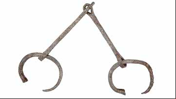 Conjunto completo de algemas de ferro encontrado na mina de Ghozza, no Egito - Reprodução/French Archaeological Mission at the Eastern Desert
