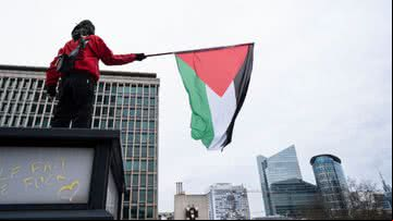 Manifestante ergue bandeira palestina em protesto na Bélgica - Getty Images (imagem meramente ilustrativa)