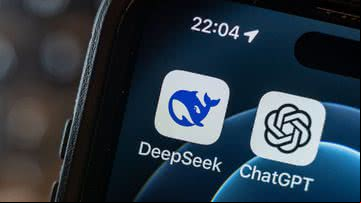 Tela de smartphone exibe os logotipos dos aplicativos DeepSeek e ChatGPT - Getty Images