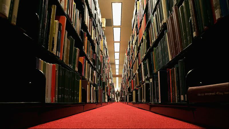 Na imagem, uma biblioteca - Getty Images