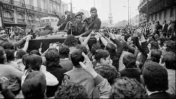 Militares ovacionados após a Revolução dos Cravos - Getty Images