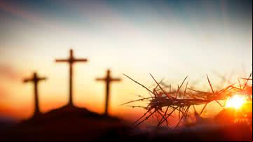 Coroa de espinhos e cruzes - Getty Images