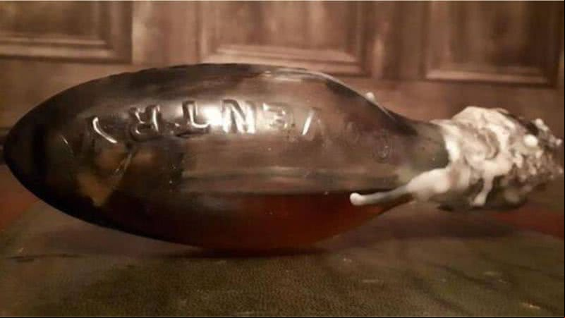A garrafa encontrada em pub - Divulgação