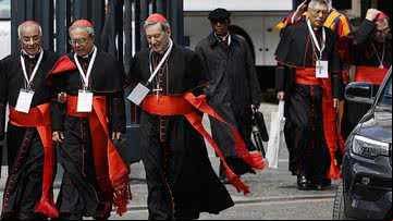 Cardeais chegando para o aguardo do conclave - Getty Images