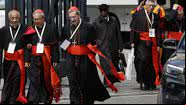 Cardeais chegando para o aguardo do conclave - Getty Images