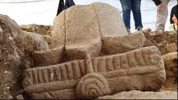 O capitel encontrado no campo - Divulgação/Israel Antiquities Authority