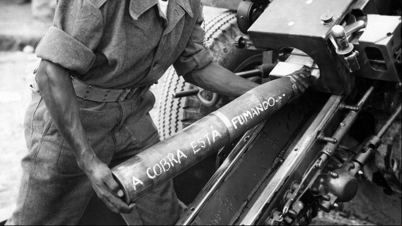 Pracinha brasileiro segura um projétil com a inscrição “A cobra está fumando" - Wikimedia Commons via Domínio Público