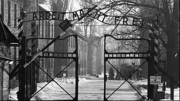 Entrada de Auschwitz com um dos slogans proposto pelos alunos - Getty Images