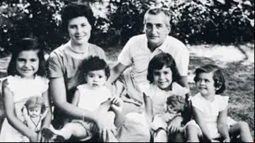 Fotografia de Héctor Germán Oesterheld com a esposa e as quatro filhas - Arquivo Pessoal