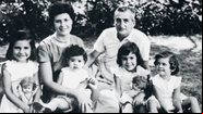 Fotografia de Héctor Germán Oesterheld com a esposa e as quatro filhas - Arquivo Pessoal