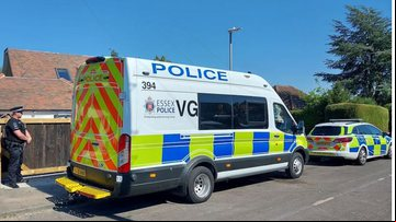 Autoridades investigaram casa e agora removem restos mortais - Polícia de Essex