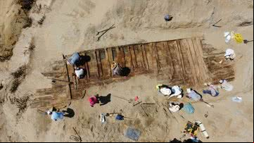 Imagem aérea dos pedaços da embarcação romana encontrada Kostolac, na Sérvia - Reprodução/Instituto de Arqueologia de Belgrado