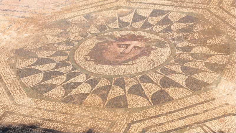 Imagem do mosaico da Medusa encontrado na Espanha - Reprodução/Ayuntamiento de Mérida