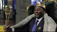 Pelé segura mastro e ostenta coroa em trono - Divulgação / Vídeo / YouTube