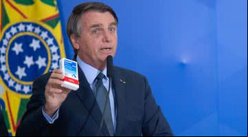 Bolsonaro segura caixa do medicamento cloroquina (2020) - Getty Images
