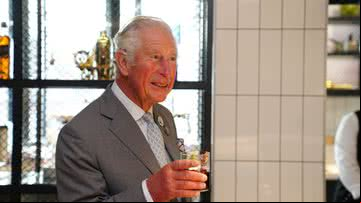 Charles em 2021, tomando um drinque que ele mesmo fez na Johnnie Walker Princes Street, um espaço imersivo para celebrar a marca de bebidas alcoólicas - WPA Pool/Getty Images