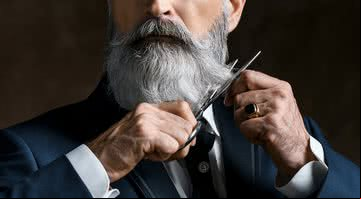 Imagem ilustrativa de um homem cortando a barba - Getty Images