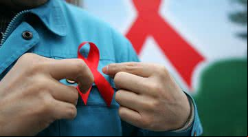 Laço vermelho, símbolo mundial da luta contra a AIDS - Getty Images