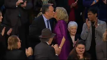 Momento em que Jill Biden beija Doug Emhoff - Divulgação / vídeo / Twitter