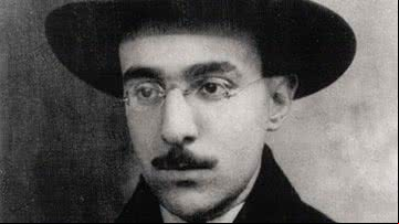 Antiga fotografia do poeta Fernando António Nogueira Pessoa - Domínio Público via Wikimedia Commons