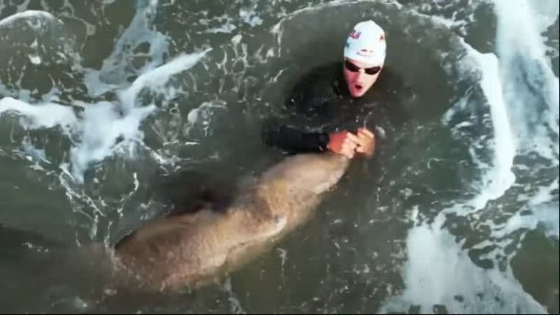 Imagem ilustrativa de atleta com foca - Reprodução/Vídeo/Super League Triathlon