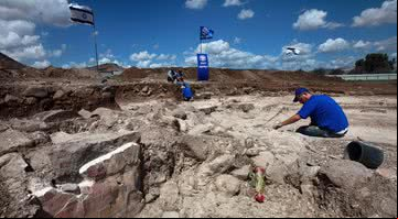 Arqueólogos durante escavação - Getty Images