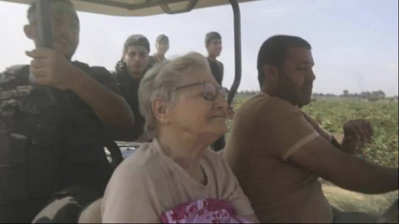 Idosa de 85 anos exibida em vídeo pelo Hamas, após ser sequestrada - Reprodução/X/@James_J_Marlow