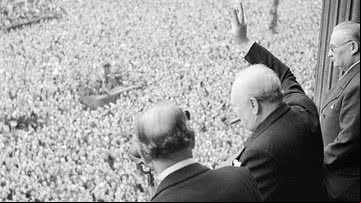 Churchill acena para a multidão em meio a comemoração do Dia da Vitória, 8 de maio de 1945 - Fotógrafo oficial do War Office, Major WG Horton