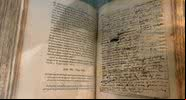 Livro, contendo escrituras de Isaac Newton - Wikimedia Commons