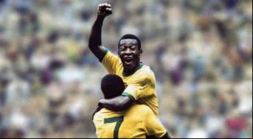 Pelé abraçando Jairzinho após título da Copa de 1970 - Divulgação/ Fifa