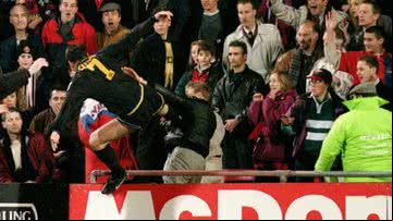 Cantona dando uma voadora em um torcedor - Reprodução/Video