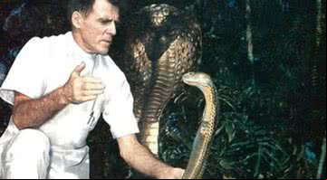 Fotografia de Homem-cobra lidando com serpente em performance - Divulgação / Site oficial do Bill Haast