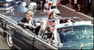 JFK ao lado de sua esposa, Jackie, no dia em que foi assassinado - Wikimedia Commons