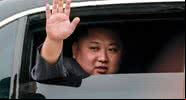 Kim saúda pessoas enquanto eia de carro - Getty Images